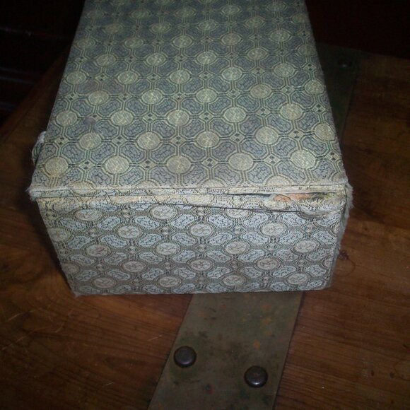 Vintage Boxed Chinese Carved Chess Set Fabric Lined 2 Tier Box w/ Matching Board - Picture 5 of 15